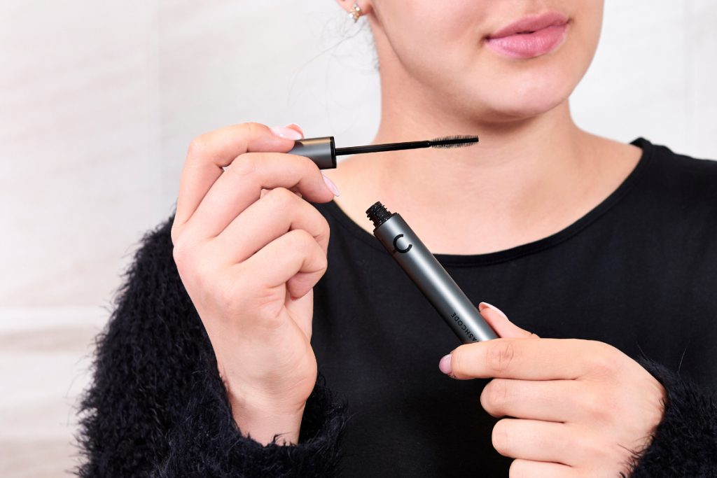 Une brosse de forme idéale recouverte du mascara velouté Lashcode